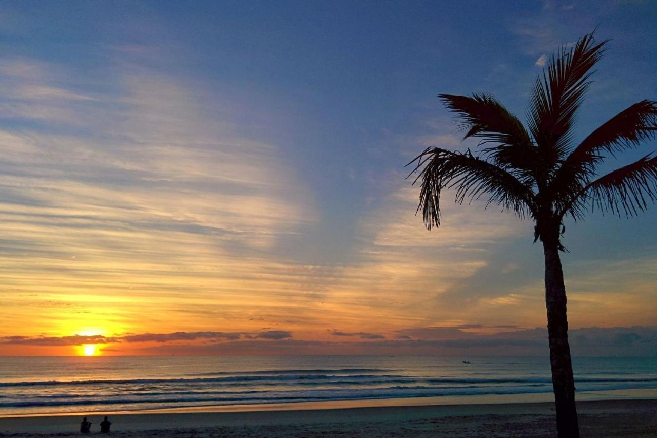Tranquilidade a meia quadra da praia - churrasqueira, super wi-fi e Chromecast! Matinhos Exterior foto