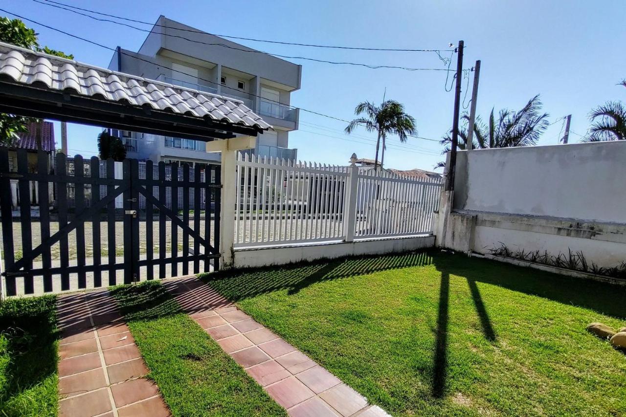 Tranquilidade a meia quadra da praia - churrasqueira, super wi-fi e Chromecast! Matinhos Exterior foto