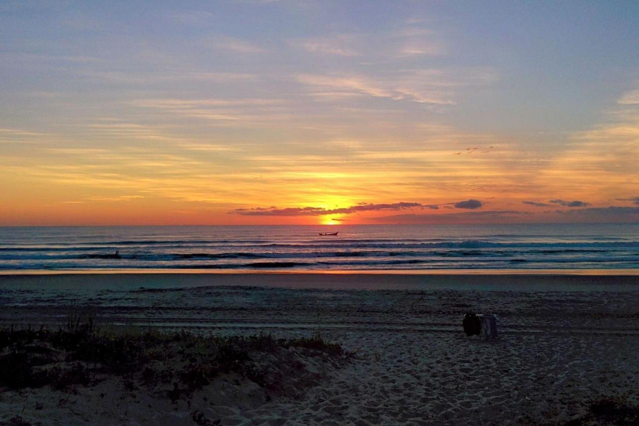 Tranquilidade a meia quadra da praia - churrasqueira, super wi-fi e Chromecast! Matinhos Exterior foto