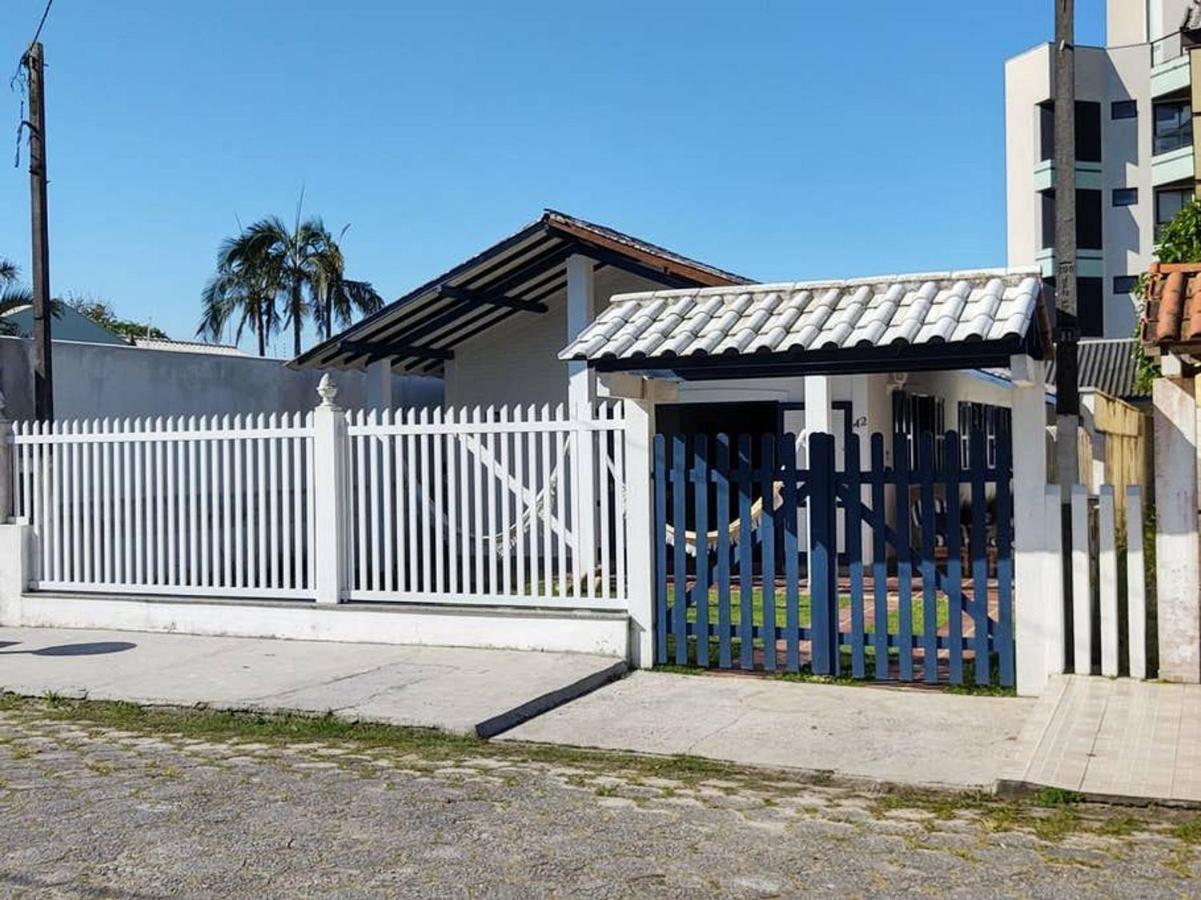 Tranquilidade a meia quadra da praia - churrasqueira, super wi-fi e Chromecast! Matinhos Exterior foto